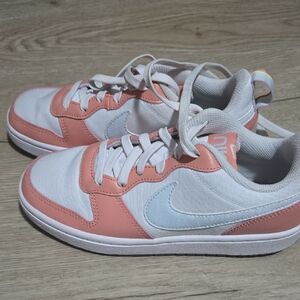 Nike Kids Sneakers in Coral/peach and Light Blue